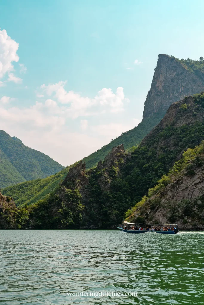 Kleine boot met toeristen vaart door de indrukwekkende kloof richting de Shala-rivier in Albanië