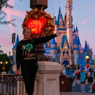 Marissa tijdens het Mickey's Not-So-Scary Halloween Party in Walt Disney World Orlando met het Disney kasteel en een mooie zonsondergang op de achtergrond.