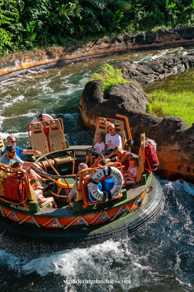 Dobberen op een ronde raft tijdens de Kali River Rapids in Disney’s Animal Kingdom, omringd door jungle en stromend water.