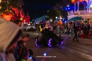 Ursula uit De Kleine Zeemeermin schittert tijdens Mickey's Boo-to-You Halloween Parade in Walt Disney World, vastgelegd door Wandering Dutchies.