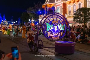 Mickey's Boo-to-You Halloween Parade met kleurrijke personages, vrolijke muziek en sfeervolle decoraties, vastgelegd door Wandering Dutchies.