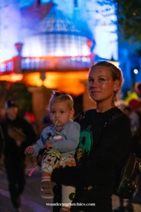 Moeder en kind genieten van de sfeerverlichting bij de Haunted Mansion tijdens Mickey's Not-So-Scary Halloween Party in Walt Disney World, vastgelegd door Wandering Dutchies.