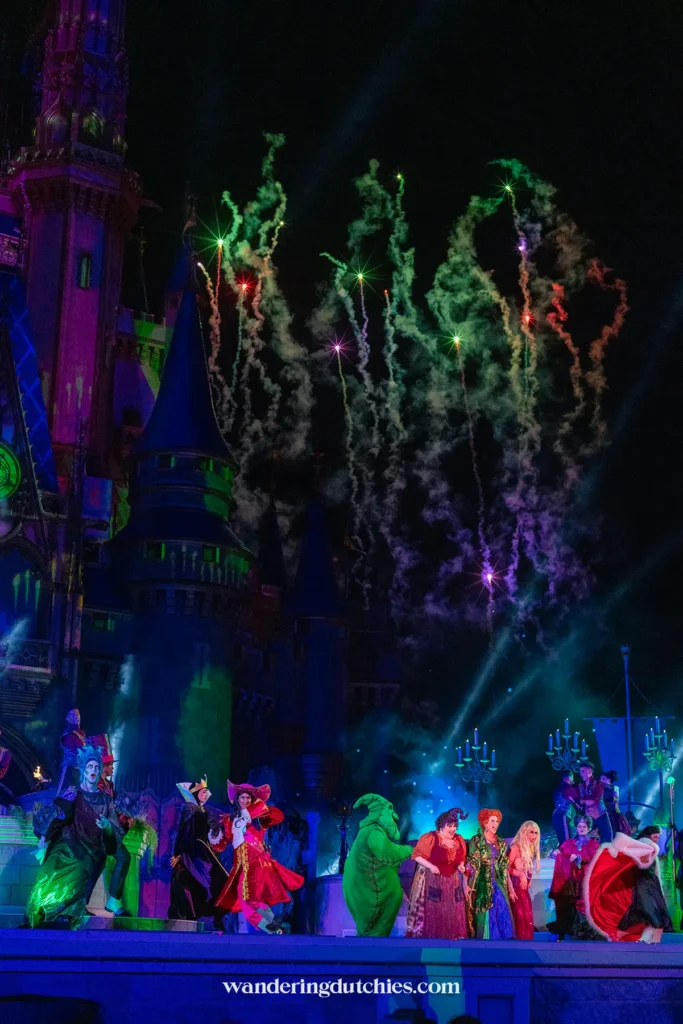 De Sanderson-zussen schitteren tijdens de Hocus Pocus Villain Spelltacular show op het kasteelpodium tijdens Mickey's Not-So-Scary Halloween Party, vastgelegd door Wandering Dutchies.