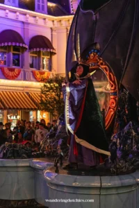 De Boze Koningin poseert majestueus tijdens Mickey's Boo-to-You Halloween Parade in Walt Disney World, gefotografeerd door Wandering Dutchies.