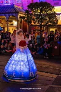 Spookachtige bruid uit de Haunted Mansion maakt indruk tijdens Mickey's Boo-to-You Halloween Parade in Walt Disney World, vastgelegd door Wandering Dutchies.