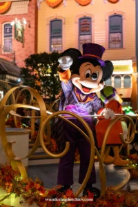 Mickey Mouse zwaait vrolijk in zijn Halloweenkostuum tijdens Mickey's Boo-to-You Halloween Parade, vastgelegd door Wandering Dutchies.