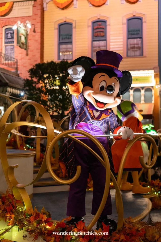 Mickey Mouse zwaait vrolijk in zijn Halloweenkostuum tijdens Mickey's Boo-to-You Halloween Parade, vastgelegd door Wandering Dutchies.