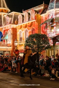 De Headless Horseman opent Mickey's Boo-to-You Halloween Parade met een mysterieuze sfeer, vastgelegd door Wandering Dutchies in Walt Disney World.