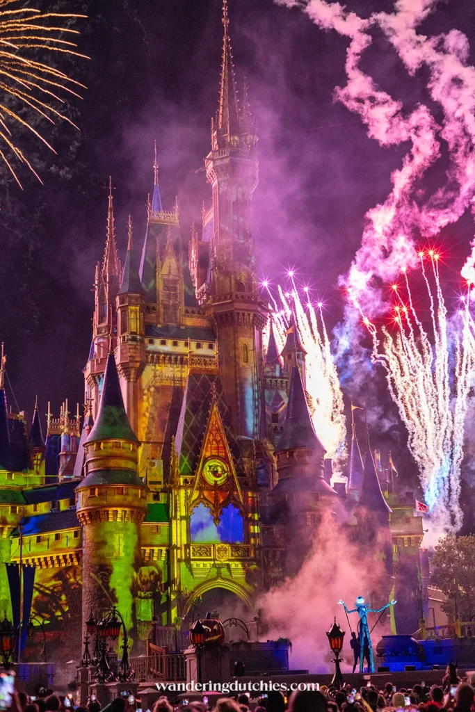 Spectaculair Halloween vuurwerk boven Cinderella Castle tijdens Mickey's Not-So-Scary Halloween Party, vastgelegd door Wandering Dutchies