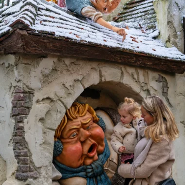 Marissa en Puck staan bij Holle Bolle Gijs in de Winter Efteling