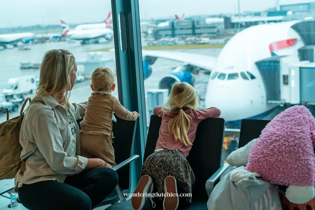 Marissa, Nina en Puck kijken samen naar het vliegtuig dat ons gezin naar Florida zal brengen voor een lange intercontinentale vlucht.