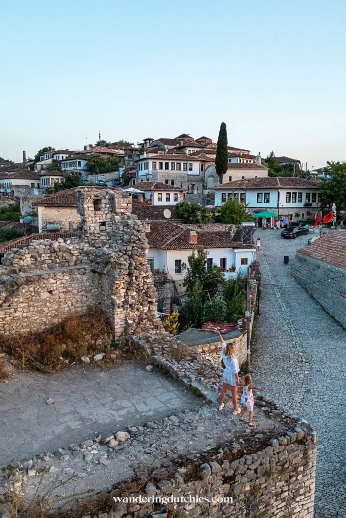 Sfeervol uitzicht op de traditionele huizen van het kasteel in Berat, Albanië.