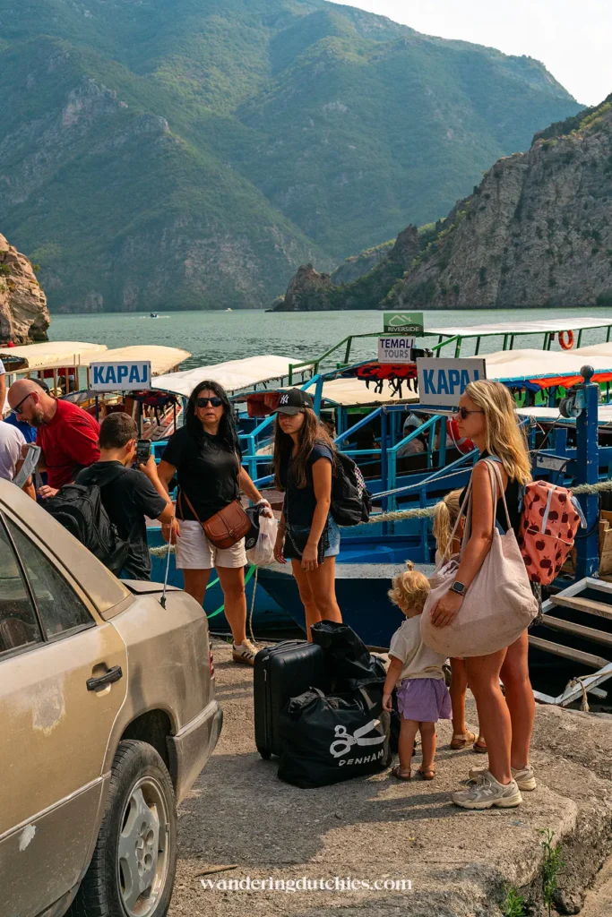 Wachtrij bij de boten aan de Shala Rivier in Albanië, een populaire roadtrip-bestemming.