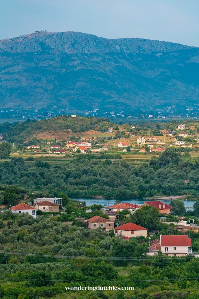 Kleurrijke huizen en groene velden in een plattelandsgebied van Albanië.