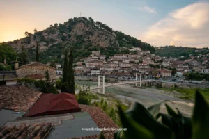 Zonsondergang in Berat, Albanië, met uitzicht op de duizend raampjes en de Osum-rivier.