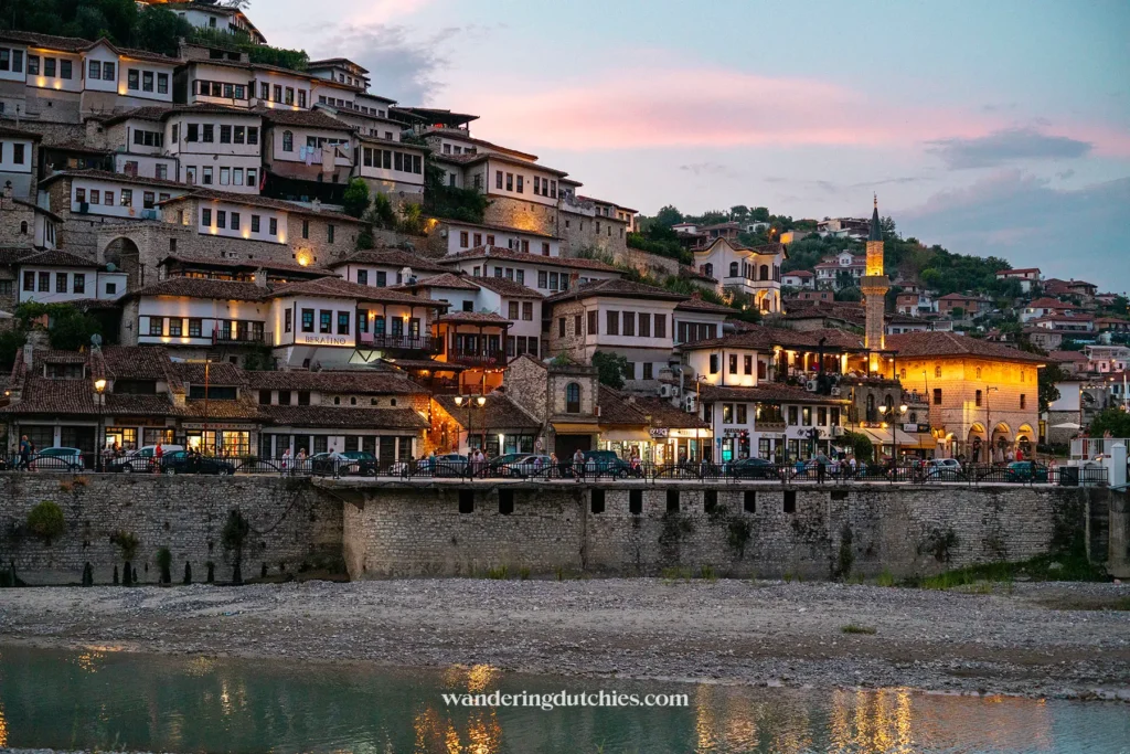 De duizend raampjes van Berat, Albanië, 's avonds verlicht, met traditionele Ottomaanse architectuur langs de Osum-rivier.