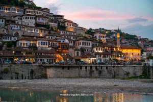 De duizend raampjes van Berat, Albanië, 's avonds verlicht, met traditionele Ottomaanse architectuur langs de Osum-rivier.