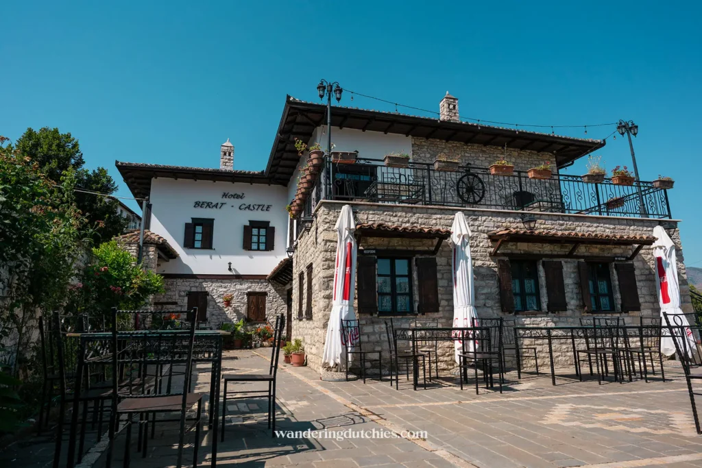 Buitenzijde van Berati Castle Hotel in Berat, Albanië.