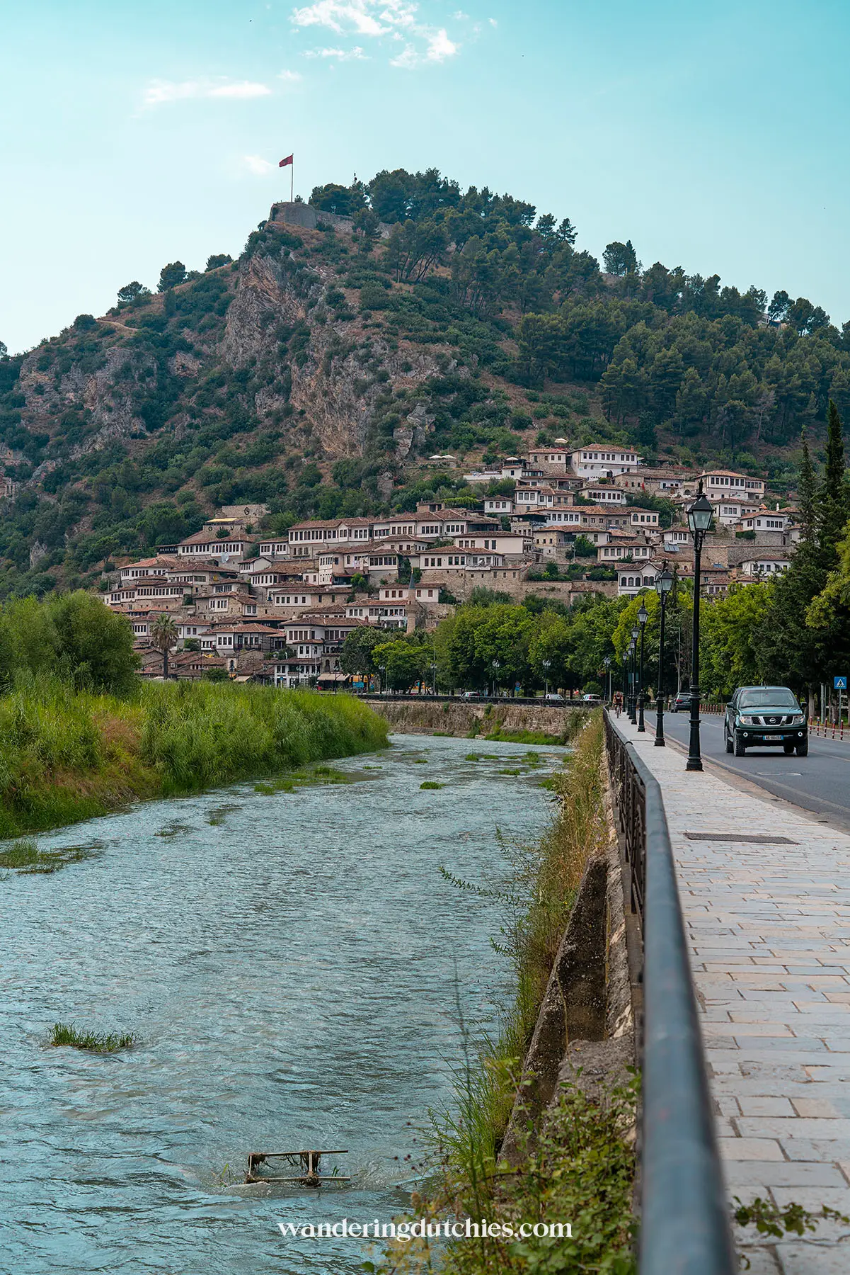 Rustige ochtend langs de Osum-rivier met uitzicht op de duizend raampjes van Mangalem en de Osum-rivier in Berat, Albanië.