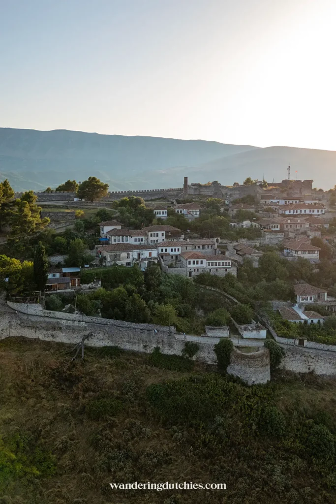 Een dronefoto van Berat in Albanië bij zonsondergang