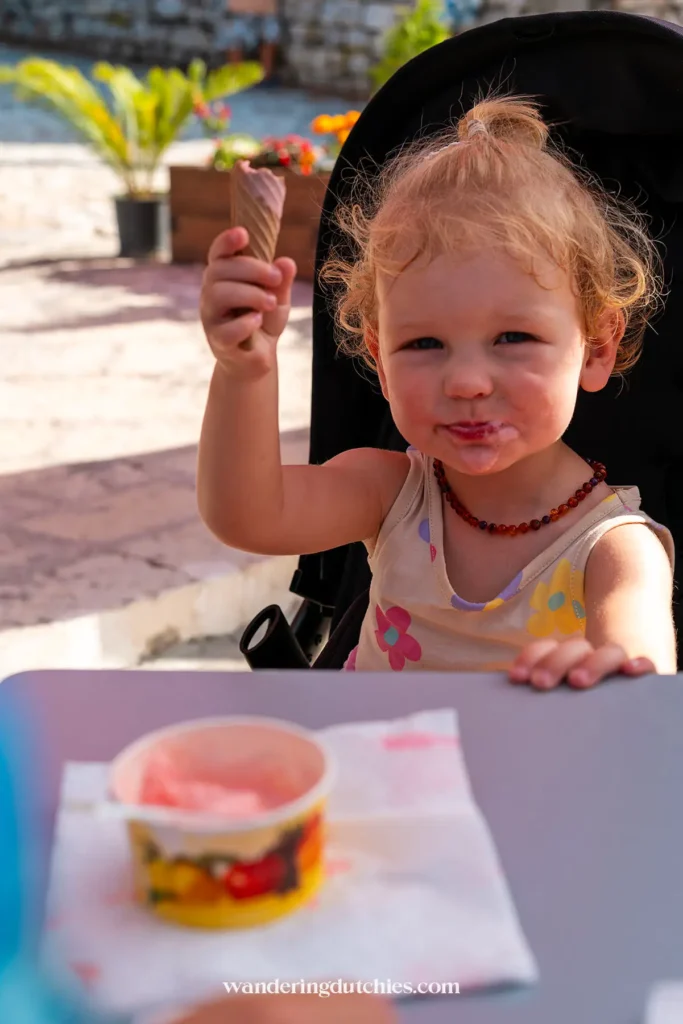 Peuter geniet van een ijsje bij Bakallana in Berat Castle, Albanië.