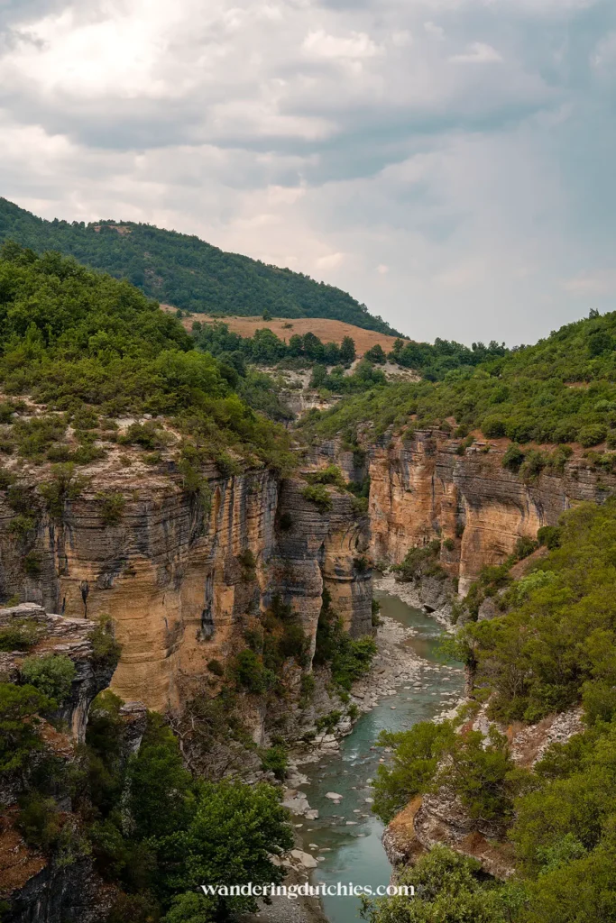 Uitzicht op de Osumi Canyon onder een bewolkte hemel.