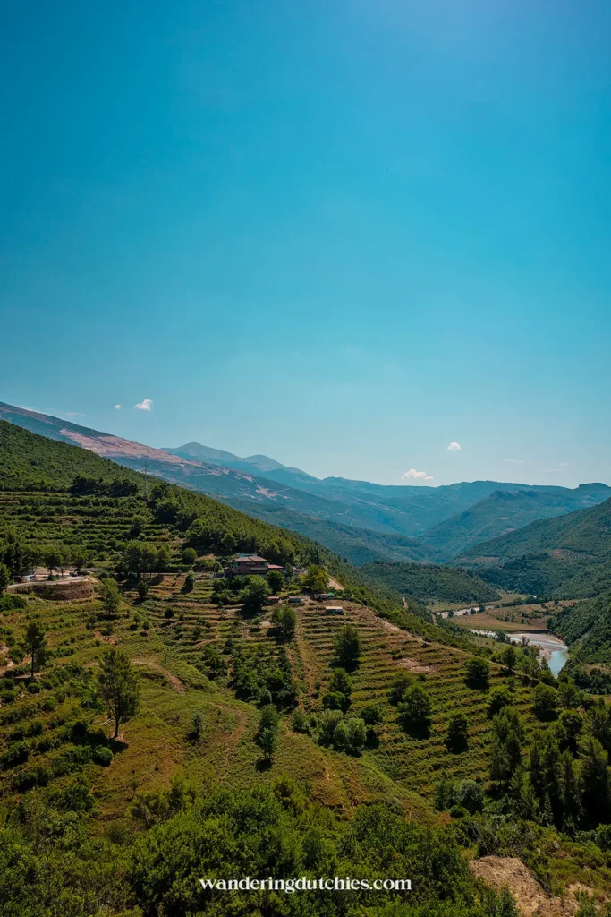 Uitzicht op de groene heuvels en bergen rondom Berat, Albanië, op een zonnige dag.