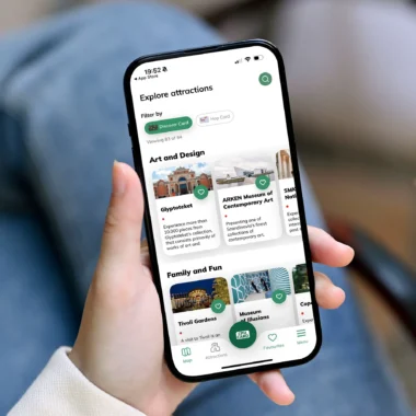 Een vrouw gebruikt de handige app van de Copenhagen Card op haar mobiele telefoon.