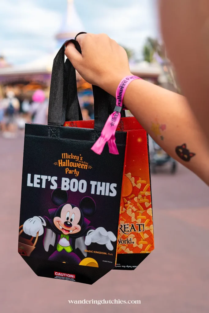 Let's Boo This zakjes voor Halloween snoep tijdens Mickey's Not-So-Scary Halloween Party in Walt Disney World, vastgelegd door Wandering Dutchies.