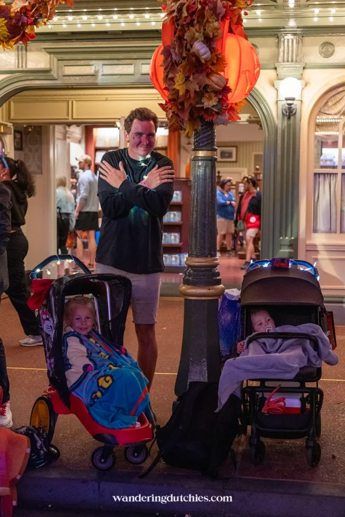 Gezin geniet van Mickey's Not-So-Scary Halloween Party tijdens een onverwachte koude avond met warme dekens en een magische sfeer, vastgelegd door Wandering Dutchies.