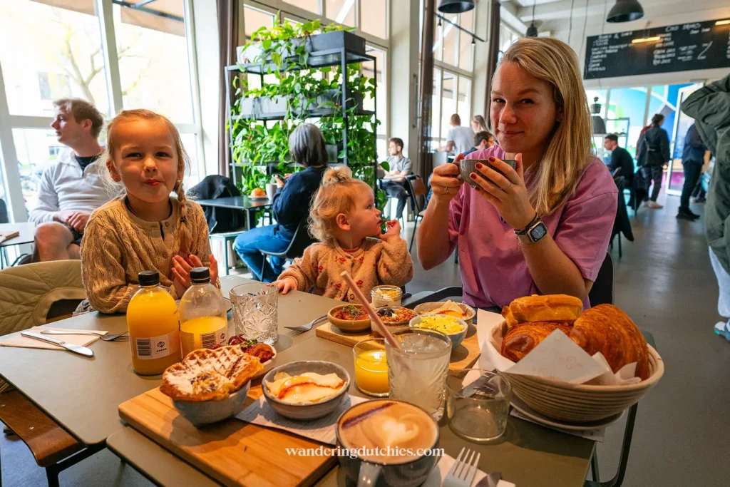 Ontbijten in een hip café in Kopenhagen met een tafel vol lekkernijen en koffie.