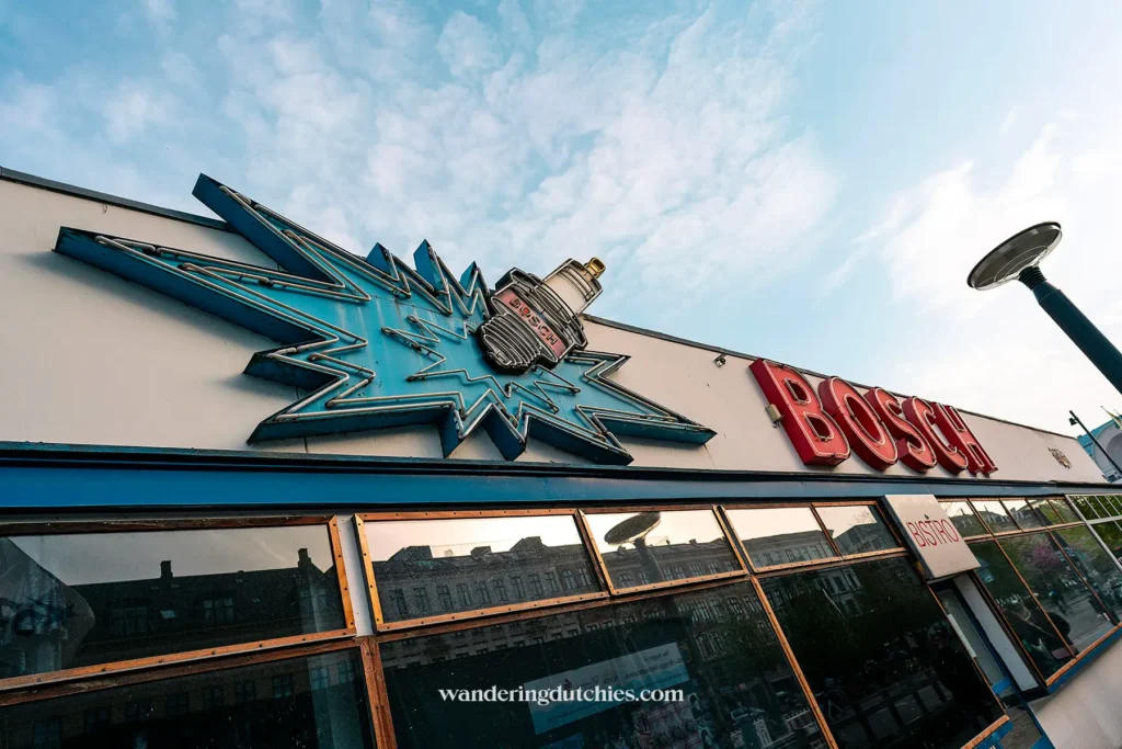Close-up van het iconische Bosch neonbord in Kødbyen, Kopenhagen.