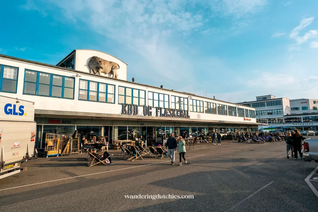 Gezellige drukte voor het gebouw 'Kød og Flæskehal' in Kødbyen, Kopenhagen.