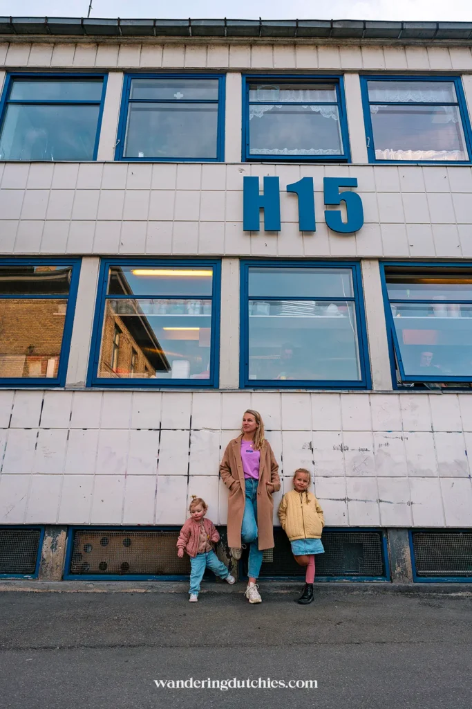 Moeder en twee kinderen voor het H15-gebouw in Kødbyen, Kopenhagen.