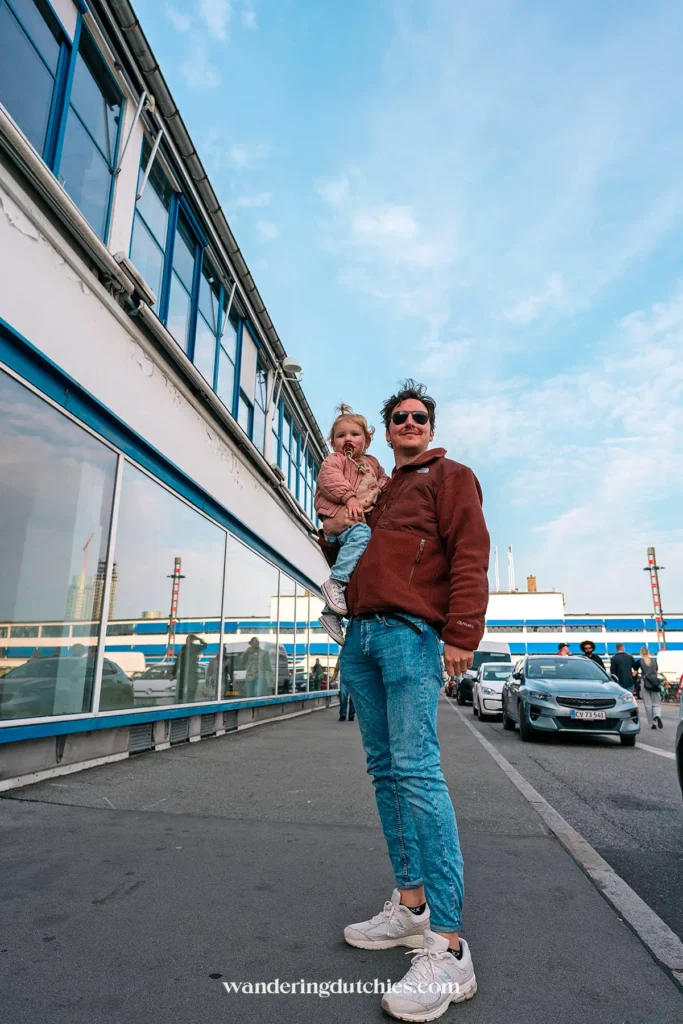 Vader met peuter op de arm in Kødbyen, Kopenhagen.