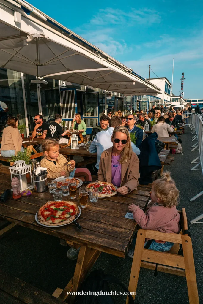 Gezin eet pizza op een terras in Kødbyen, Kopenhagen.