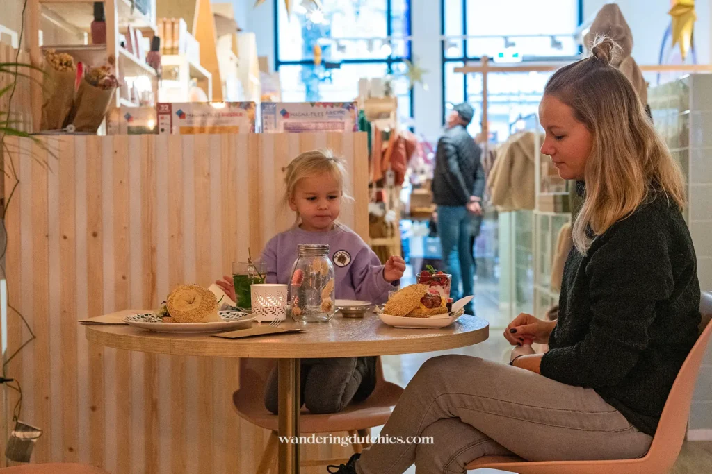 Moeder en kind genieten van een heerlijke lunch bij Confetti in Maastricht