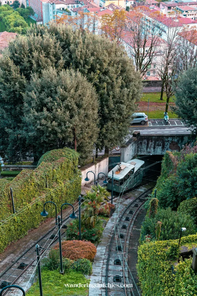 De funicolare in Bergamo met kinderen: een leuke en makkelijke manier om van Città Bassa naar Città Alta te reizen.