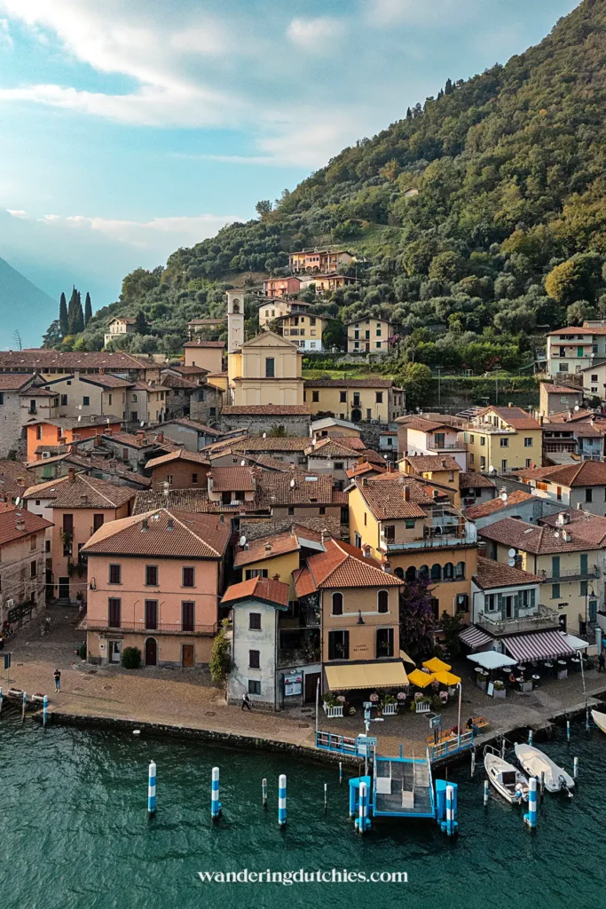 Monte Isola, het grootste eiland in een meer van Europa, met kleurrijke huisjes en een haven aan het Iseomeer, Italië.