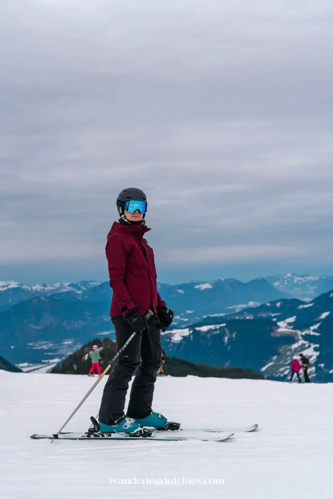 Wintersporter geniet van skiën op de besneeuwde pistes van skigebied Fügen, Oostenrijk.