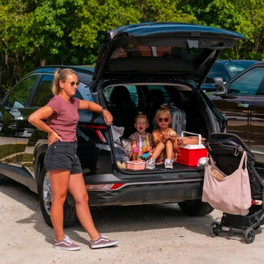 Pauze tijdens een lange autorit met kinderen – even ontspannen en opladen voor de rest van de reis.