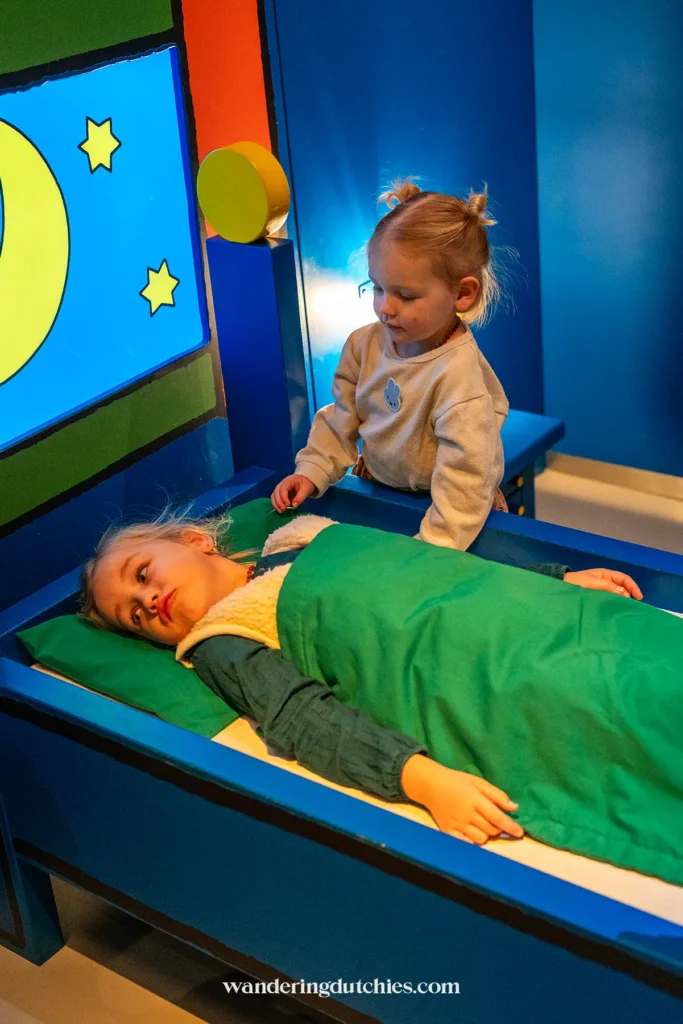 Kinderen spelen in het huis van nijntje in het nijntje museum in Utrecht.
