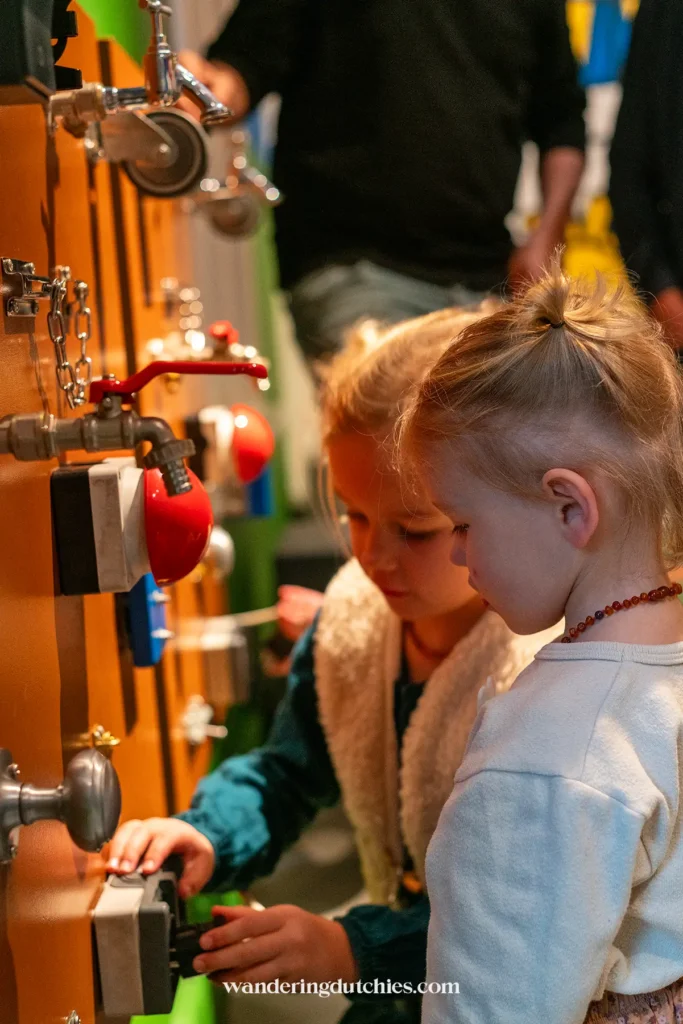 Kinderen ontdekken verschillende sloten en schakelaars in het nijntje museum in Utrecht.