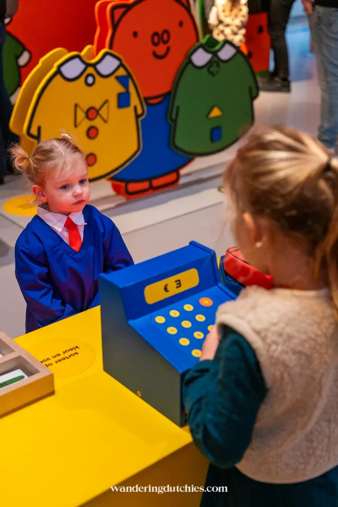 Kinderen spelen winkeltje in de winkel van Betje Big in het nijntje museum.