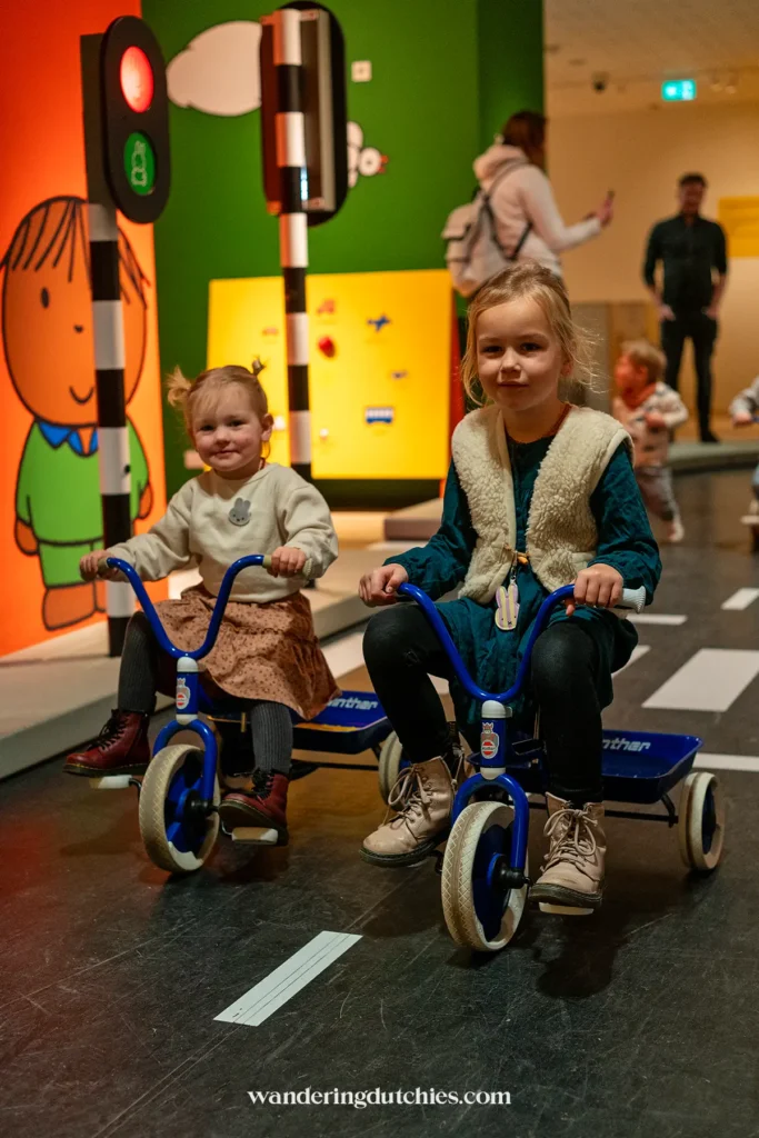 Kinderen fietsen over het verkeersplein in het nijntje museum in Utrecht.