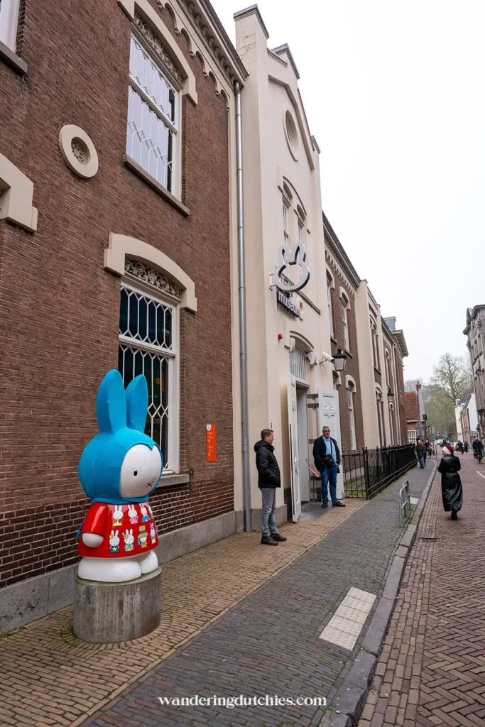 Ingang van het nijntje museum in Utrecht met een groot nijntje-beeld ervoor.