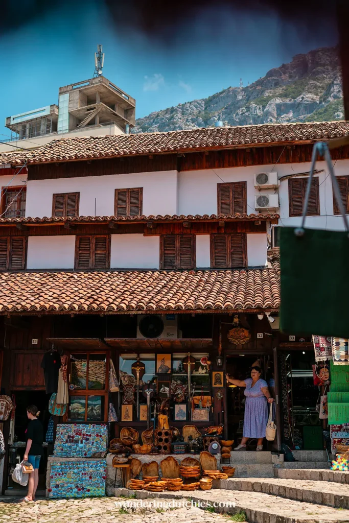 Lokale winkel met houten souvenirs en ambachtelijke producten in de bazaar van Krujë, Albanië.