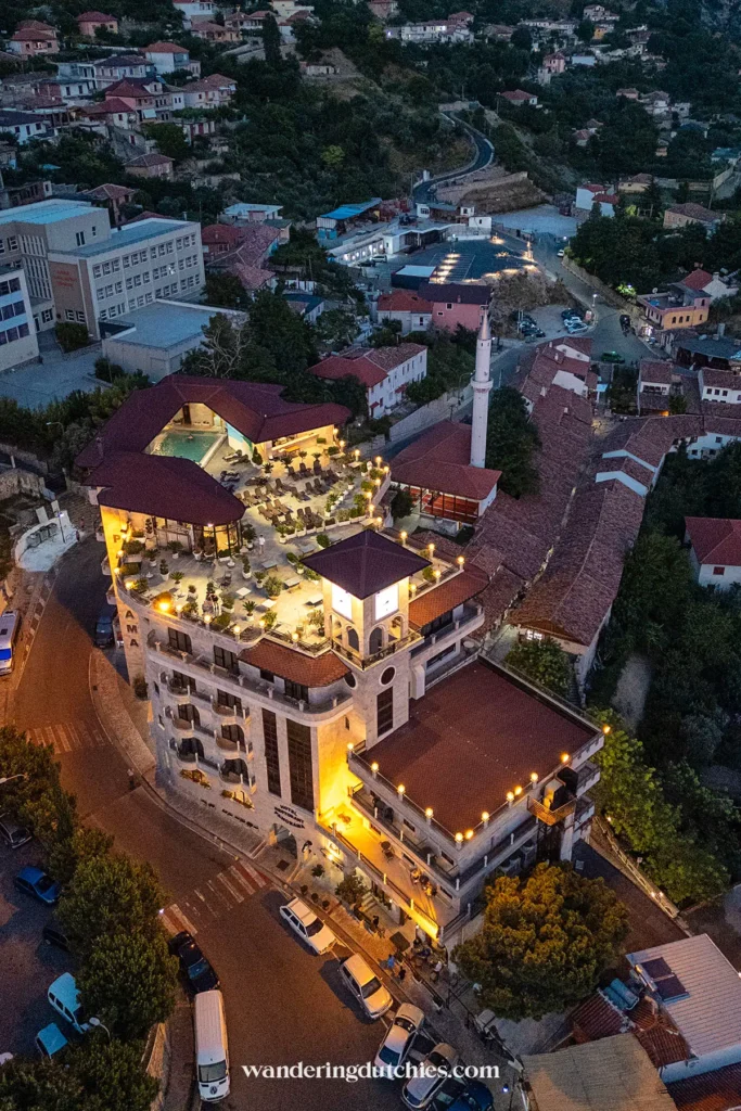 Dronefoto van Hotel Panorama Krujë en omgeving.