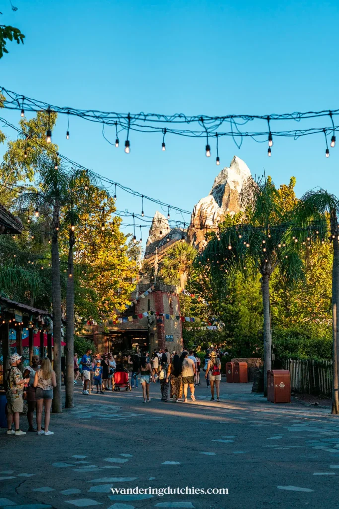 Sfeervol straatbeeld met uitzicht op Expedition Everest en kleurrijke vlaggetjes in het Aziatische deel van het park.