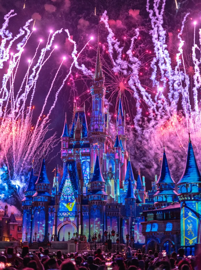 Vuurwerkshow boven het sprookjeskasteel in Magic Kingdom Orlando tijdens de avondshow.